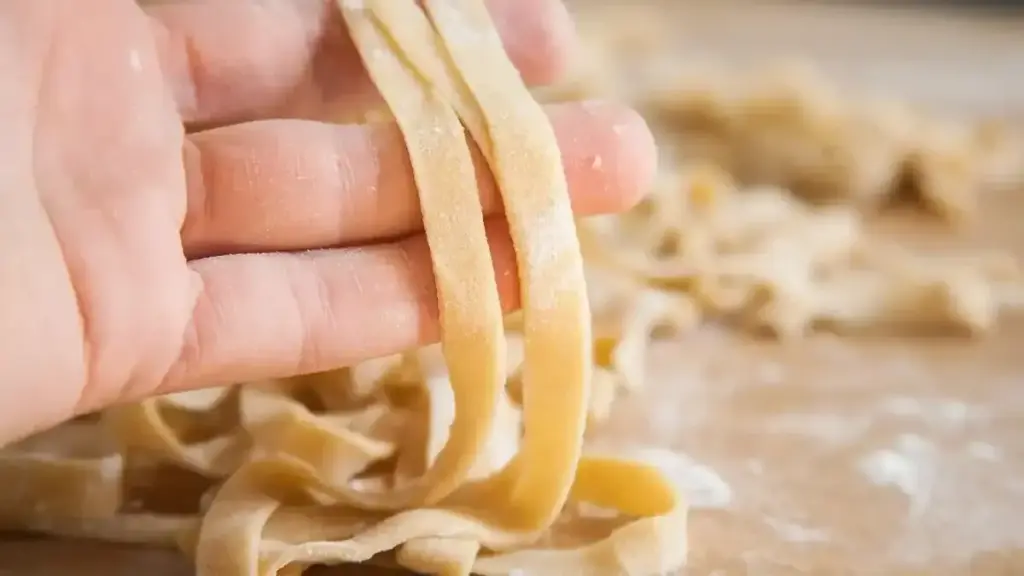 Pasta fresca senza uova che si screpola: come acqua e lavorazione influenzano elasticità e tenuta
