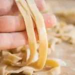 Pasta fresca senza uova che si screpola: come acqua e lavorazione influenzano elasticità e tenuta